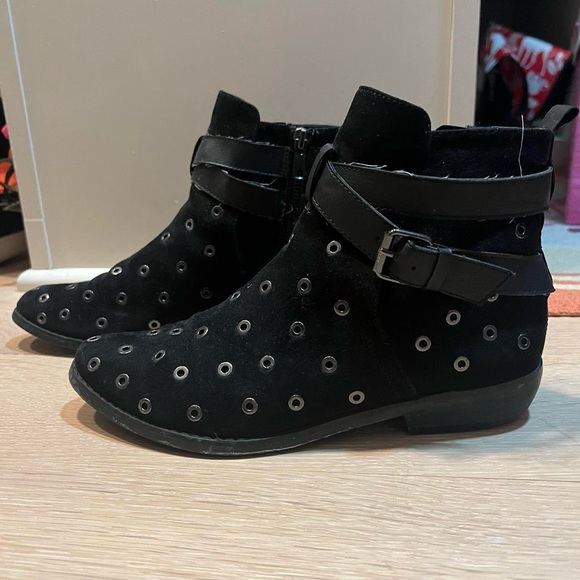 Grommet suede boots - Picture 1 of 4